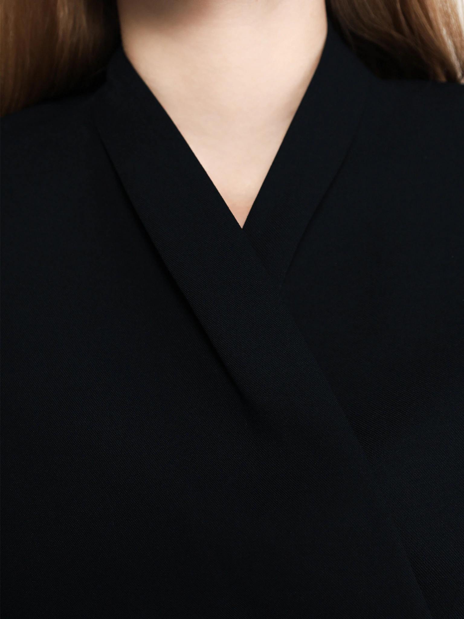 Жакет черного цвета прямого кроя с имитацией карманов